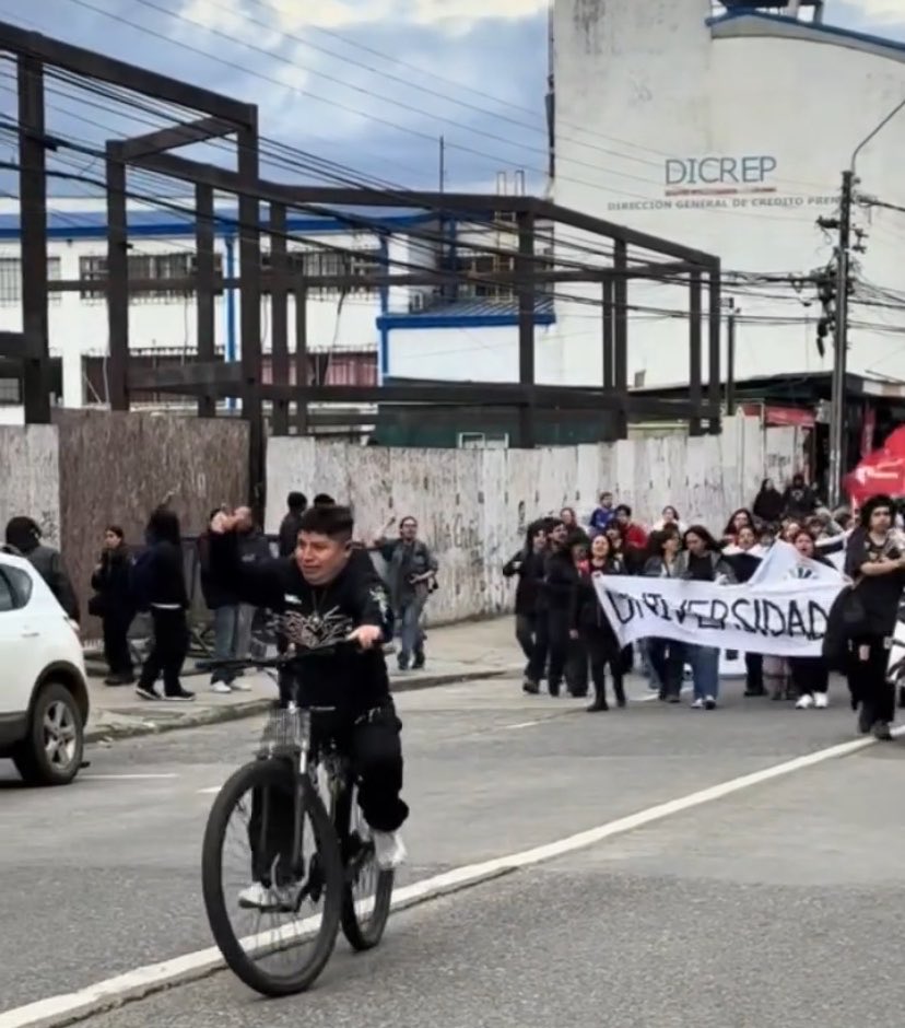 imaginaldisq's tweet photo. salvador allende tomando el cuerpo de carlitos run en las marchas https://t.co/PvChUJm3jj