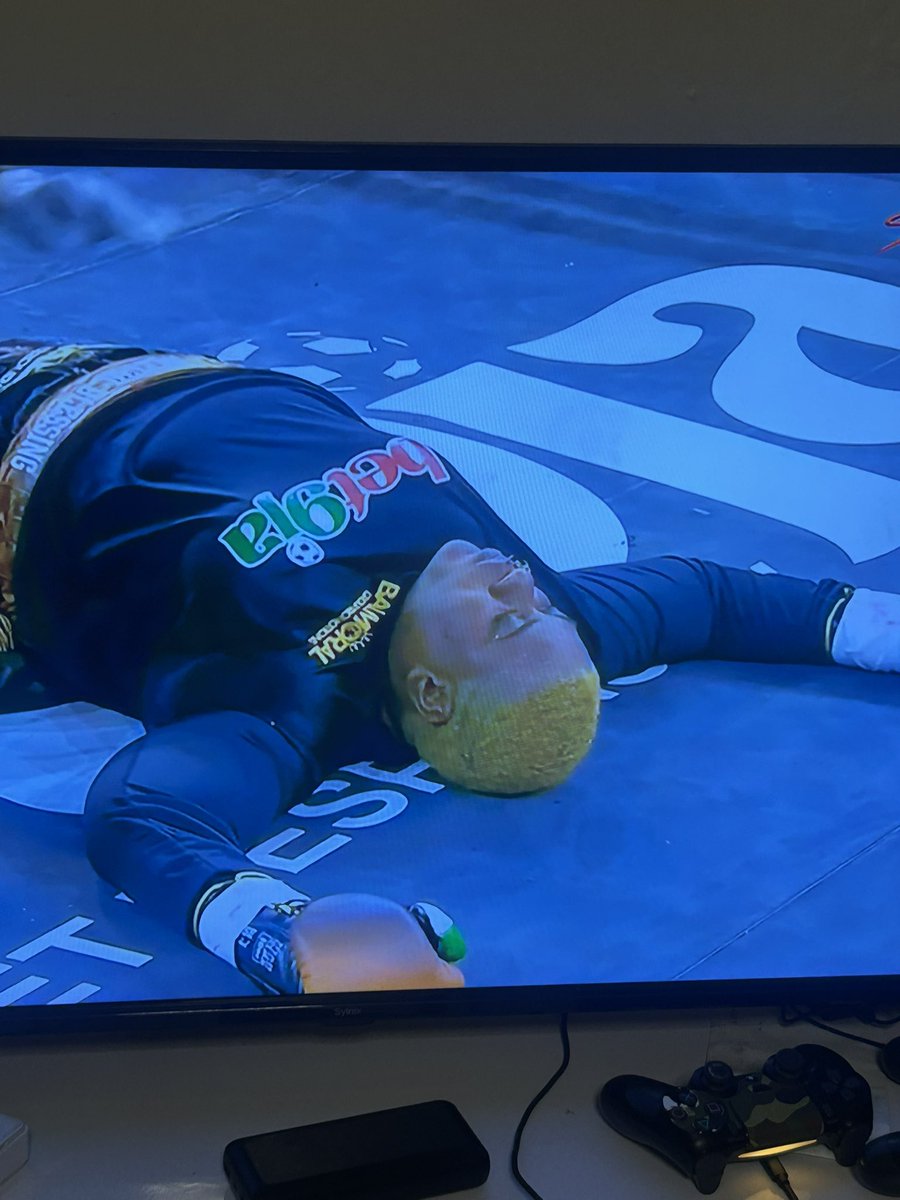 j_boy68's tweet photo. One woman down 😂 https://t.co/WpGFoIinjU