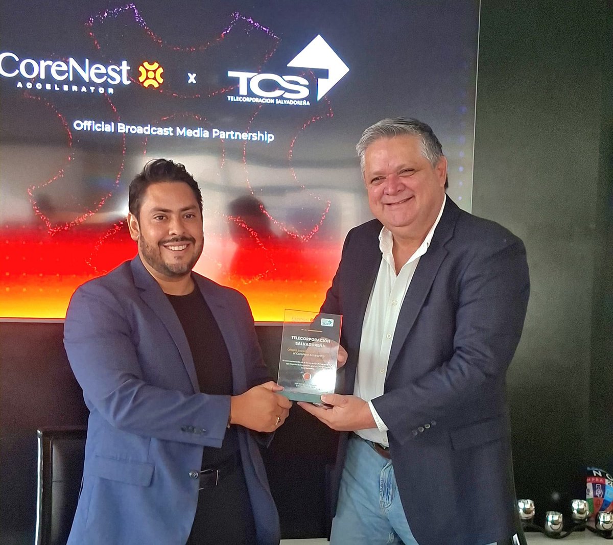 AquiEstaSV's tweet photo. @CoreNestVC Accelerator y Telecorporación Salvadoreña firmaron este jueves un Memorándum de Entendimiento para impulsar el ecosistema de startups, innovación y emprendimiento en El Salvador. TCS se incorpora como socio oficial de medios de CoreNest. https://t.co/c1KhK2WP7U