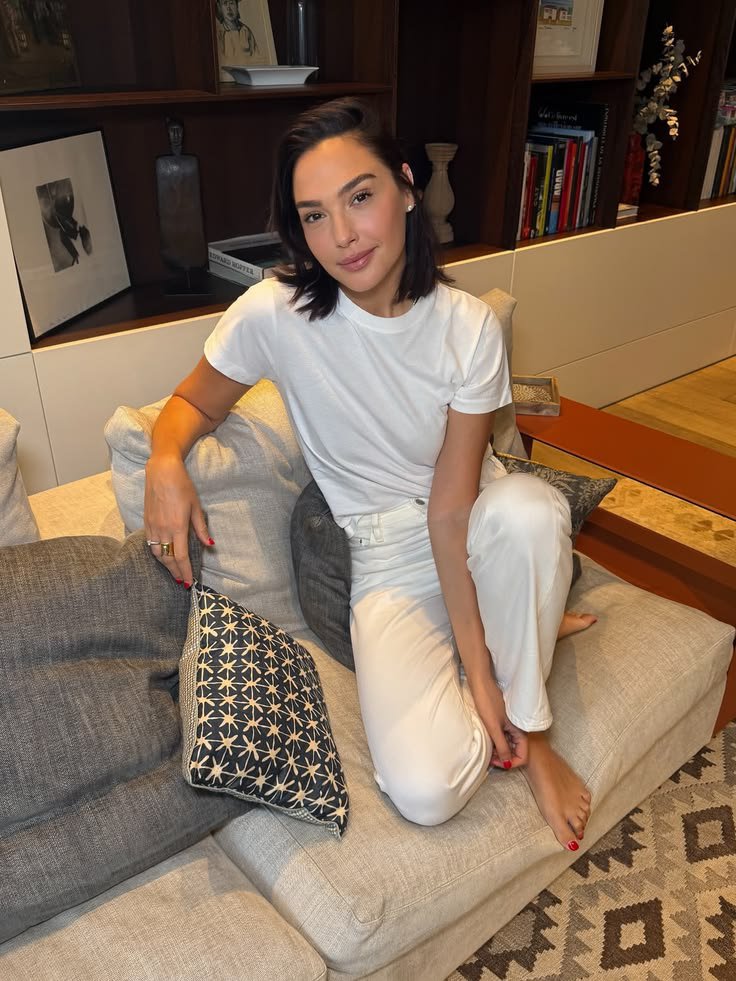 Galgadot344's tweet photo. Good night 🌃 https://t.co/jmXU8D1f2c