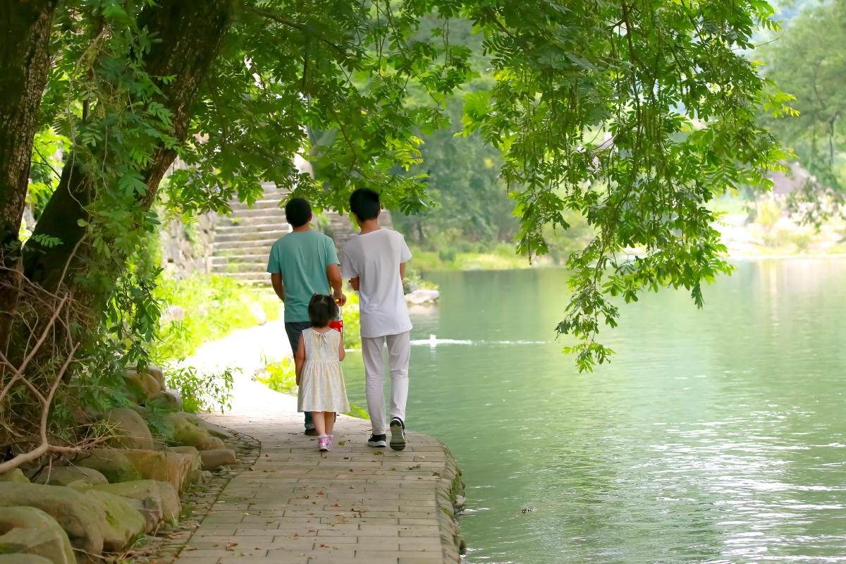 wrexfrn367's tweet photo. Chun Zhi and Che take a stroll by the lakeside, their smiles warm and serene, making for a perfect peaceful moment. https://t.co/jW1zfBwCUl