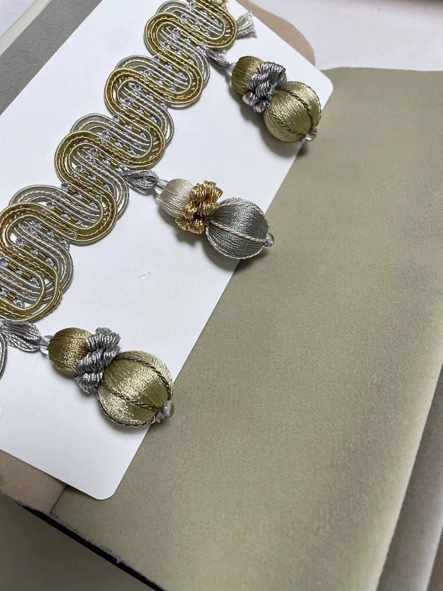 ElizaRatna12's tweet photo. Amid the soft ammonia-like glow, a satin ribbon ripples with subtle ripples, embedded with delicate patterns—this small woven sieve carries quiet warmth. https://t.co/ECo5PpIyKD