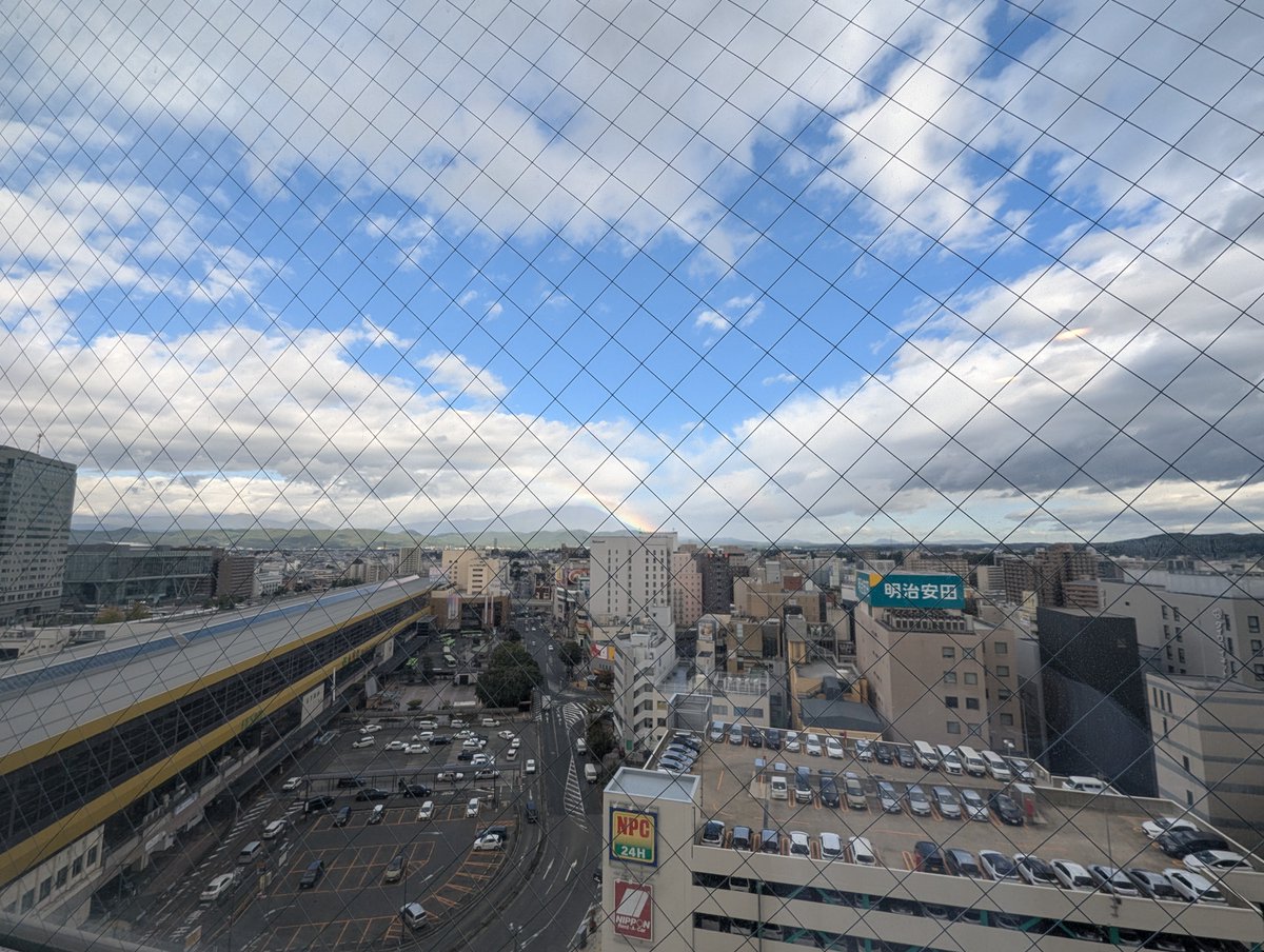 Sinzi1520's tweet photo. おはよう☀
岩手山から虹🌈が見える
天気悪くなりそう☁ https://t.co/dyUaeBu1PP