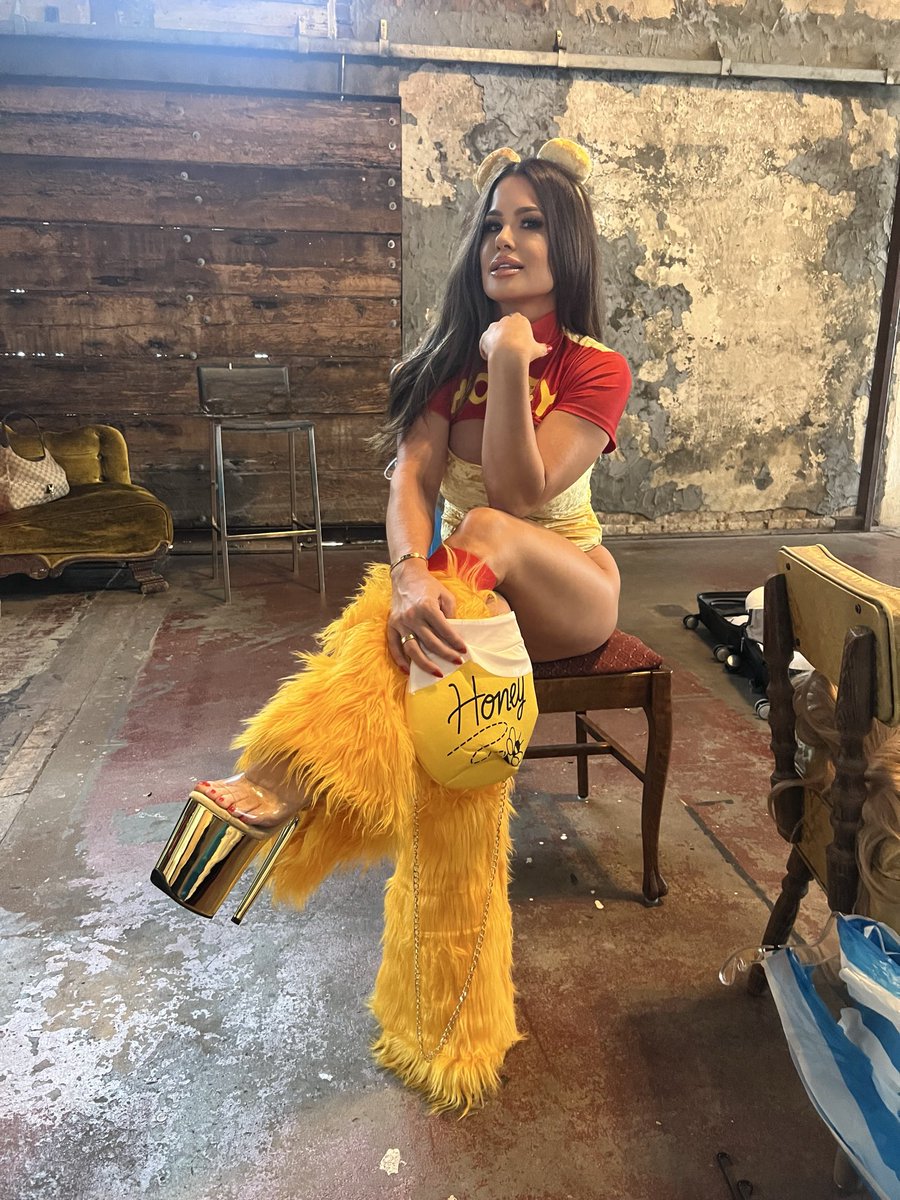 RealBrookeAdams's tweet photo. And just like that…the best month of the year is here!! 🎃👻

Full shoot will be on my Passes soon!! 

https://t.co/R8IkrARwCU https://t.co/GyMMYwZKLb