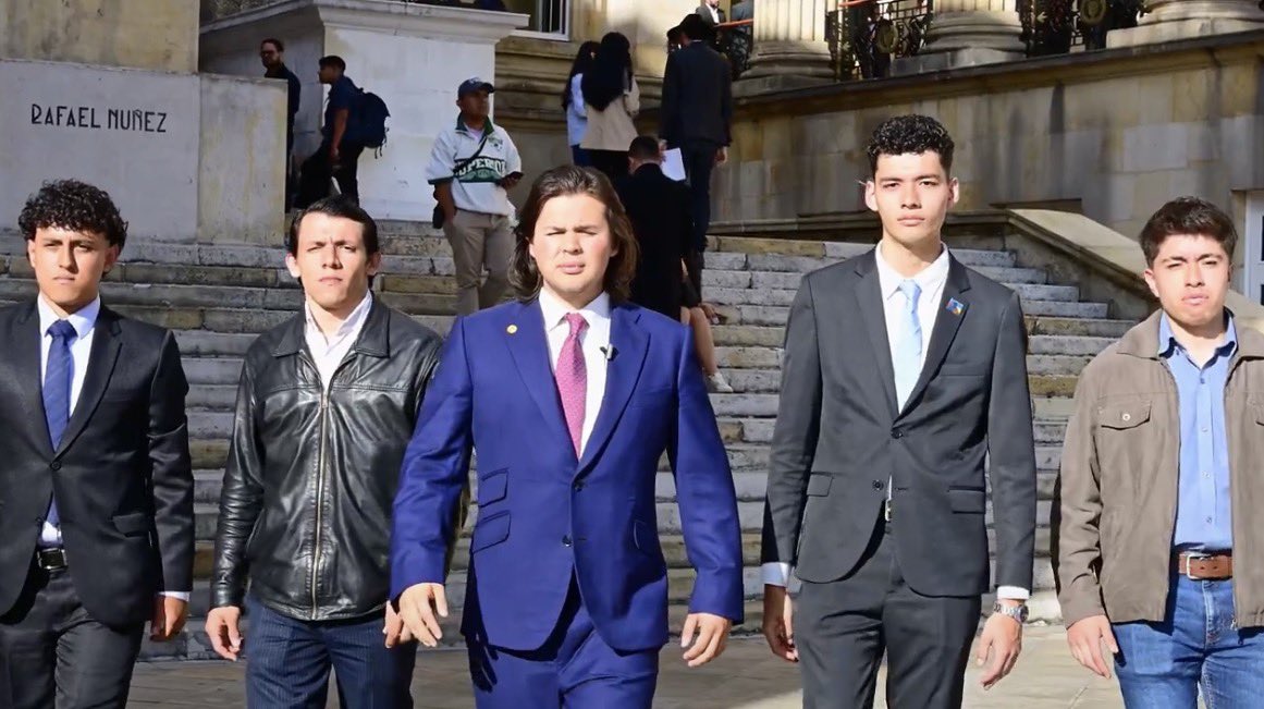 Danisyahu1's tweet photo. Ya llegó BTS a Bogotá https://t.co/z7JHmpj7zd