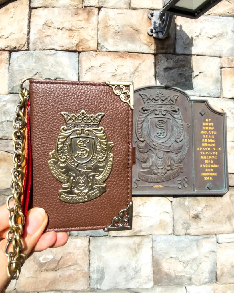 MezzoMikiD's tweet photo. 25年間の歴史と8つのテーマポートの魅力が詰まったグッズ！
東京ディズニーシー25周年”スパークリング・ジュビリー”スペシャルグッズ
パスケースが再販されました☆
 https://t.co/bgLHe2VgLA https://t.co/ehU3utog5G