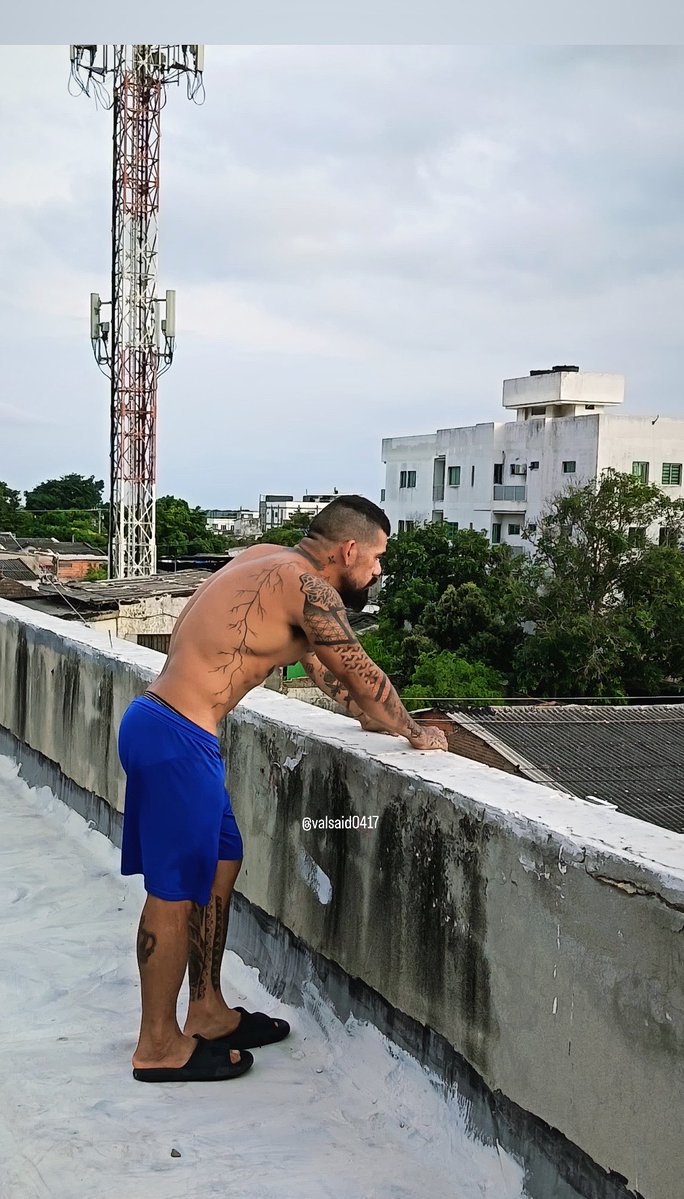 valsaid0417's tweet photo. Me subi al balcón del conjunto … termine tirándome un pajaso, esta  en mi canal privado de telegran .😈😈🔥🔥 https://t.co/pRXUgxOEuH