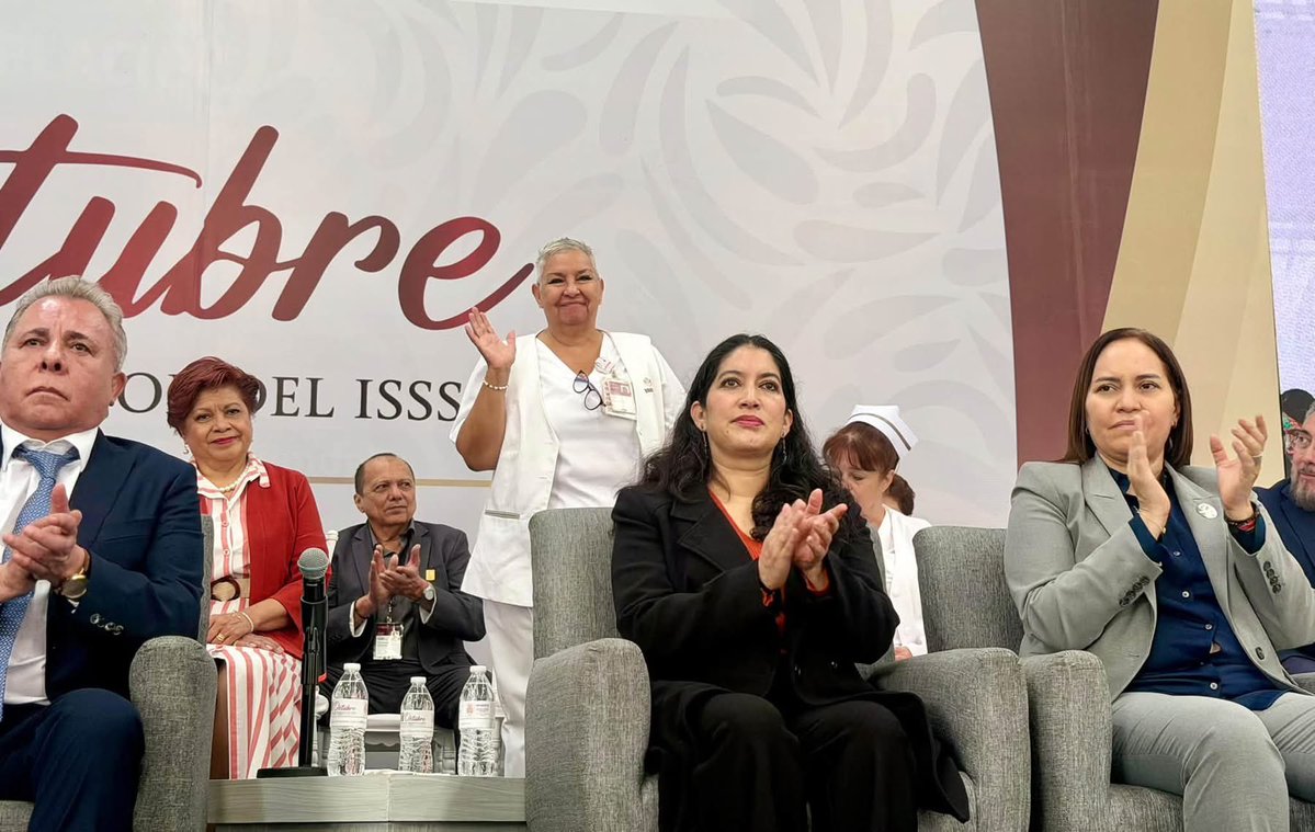 RocioVillarauz's tweet photo. En el día de las y los trabajadores del @ISSSTE_mx estuvimos en la Ceremonia conmemorativa con el @sntissste donde se reconocieron trayectorias de trabajo y escuchamos el mensaje del DG @martibatres para toda la base trabajadora.
#25PuntosTransformaciónISSSTE 
🏥🚑🛒🏡 https://t.co/V8wmCW8Wto