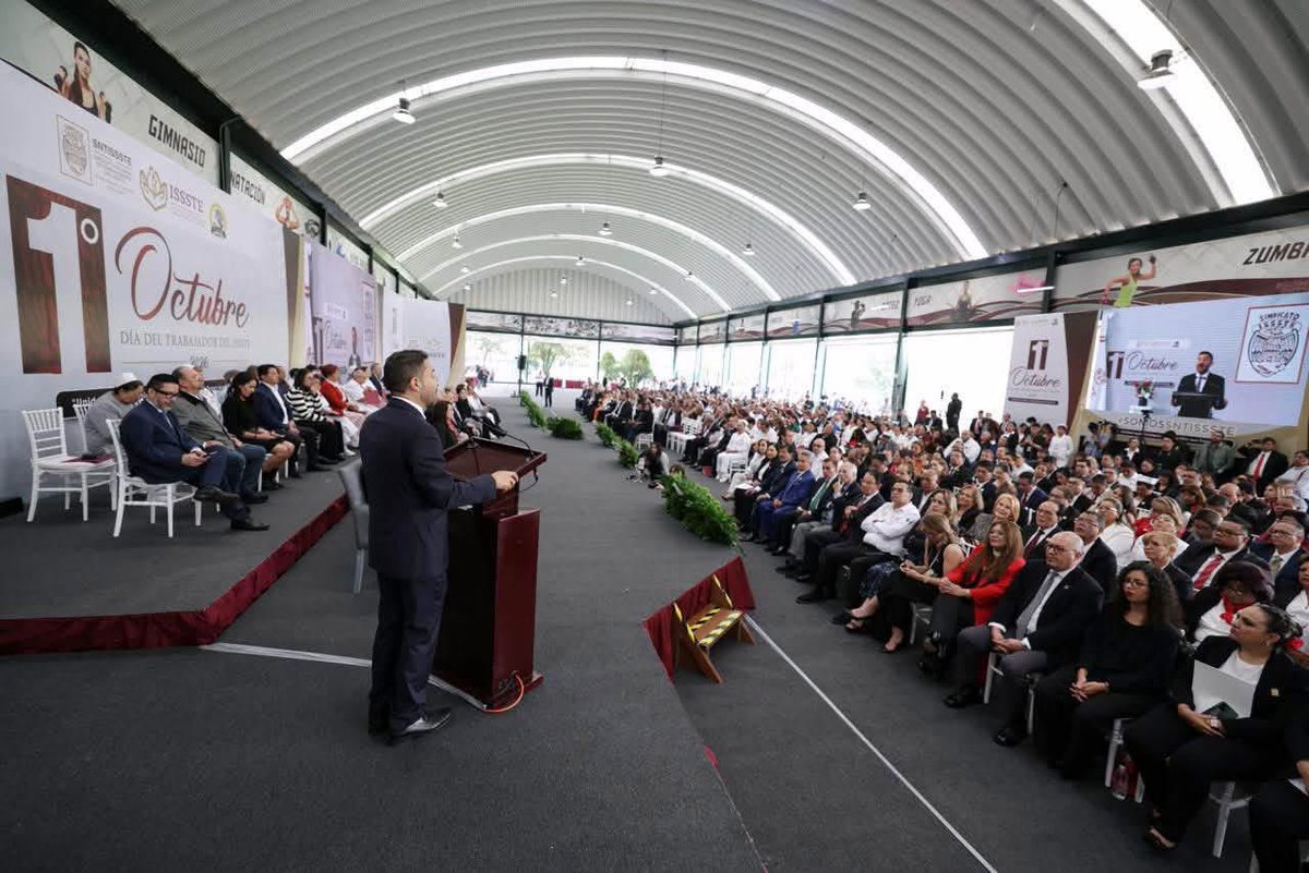 RocioVillarauz's tweet photo. En el día de las y los trabajadores del @ISSSTE_mx estuvimos en la Ceremonia conmemorativa con el @sntissste donde se reconocieron trayectorias de trabajo y escuchamos el mensaje del DG @martibatres para toda la base trabajadora.
#25PuntosTransformaciónISSSTE 
🏥🚑🛒🏡 https://t.co/V8wmCW8Wto
