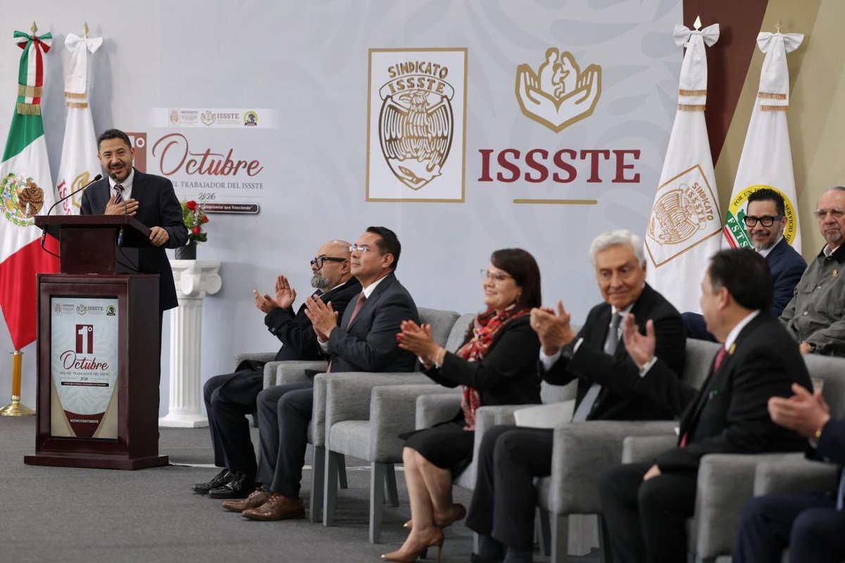 RocioVillarauz's tweet photo. En el día de las y los trabajadores del @ISSSTE_mx estuvimos en la Ceremonia conmemorativa con el @sntissste donde se reconocieron trayectorias de trabajo y escuchamos el mensaje del DG @martibatres para toda la base trabajadora.
#25PuntosTransformaciónISSSTE 
🏥🚑🛒🏡 https://t.co/V8wmCW8Wto