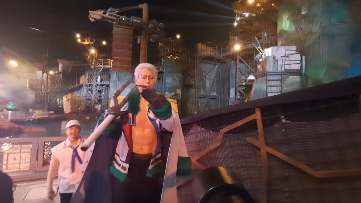 gaimuXYZ's tweet photo. 2026.10.1
ユニバワンピース
動画スクショより…
スモーカー大佐に指導を受けるワイ😭

嬉しすぎて指がぁ…

#USJファン #プレショ
#ワンピースプレミアショー2026
#ガイムフォト #ガイムフォトグラム #USJガイムフォト https://t.co/7dYAZbJhn1