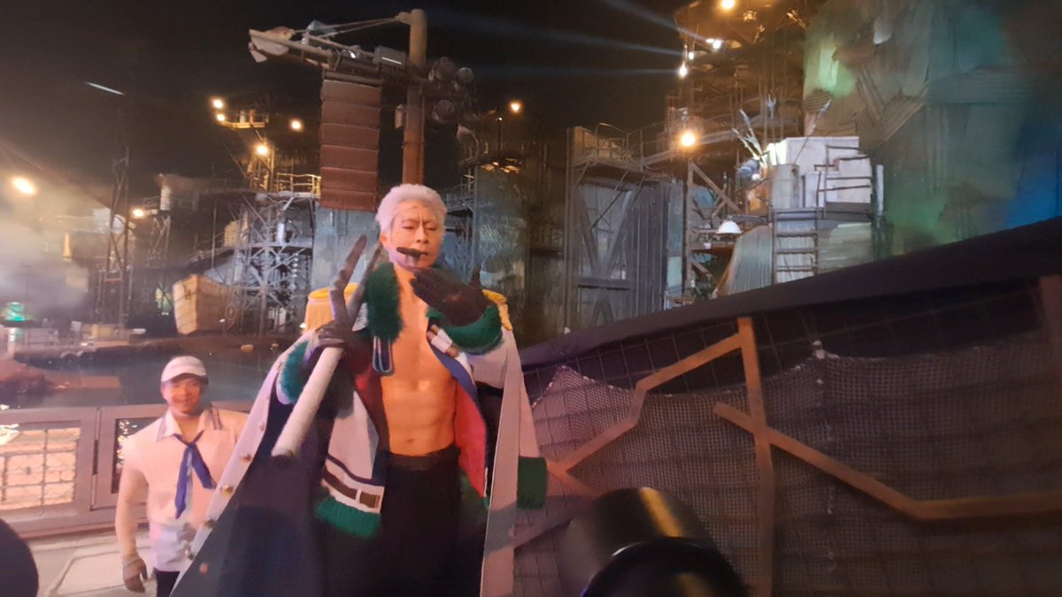 gaimuXYZ's tweet photo. 2026.10.1
ユニバワンピース
動画スクショより…
スモーカー大佐に指導を受けるワイ😭

嬉しすぎて指がぁ…

#USJファン #プレショ
#ワンピースプレミアショー2026
#ガイムフォト #ガイムフォトグラム #USJガイムフォト https://t.co/7dYAZbJhn1