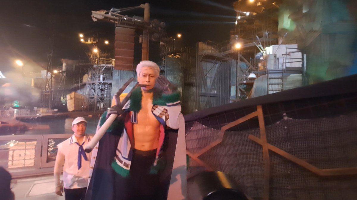 gaimuXYZ's tweet photo. 2026.10.1
ユニバワンピース
動画スクショより…
スモーカー大佐に指導を受けるワイ😭

嬉しすぎて指がぁ…

#USJファン #プレショ
#ワンピースプレミアショー2026
#ガイムフォト #ガイムフォトグラム #USJガイムフォト https://t.co/7dYAZbJhn1