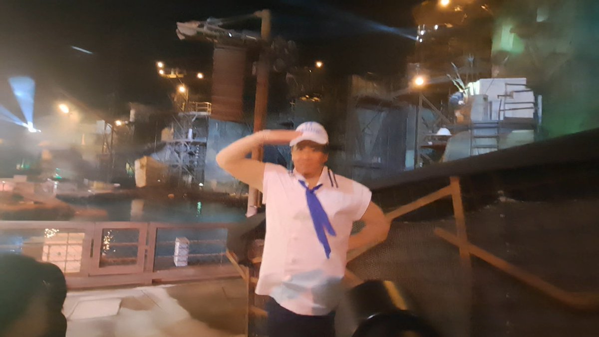 gaimuXYZ's tweet photo. 2026.10.1
ユニバワンピース
動画スクショより…
スモーカー大佐に指導を受けるワイ😭

嬉しすぎて指がぁ…

#USJファン #プレショ
#ワンピースプレミアショー2026
#ガイムフォト #ガイムフォトグラム #USJガイムフォト https://t.co/7dYAZbJhn1