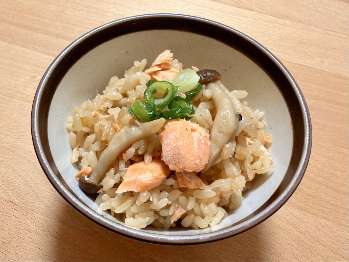 maru_rakugohan's tweet photo. 前に「作ってみたい！」と投稿していた
鮭バター醤油の炊き込みご飯、作ってみました🍚🐟

鮭×きのこ×バター醤油、やっぱり間違いない…🤤
炊飯器に入れて炊くだけなの���、簡単で嬉しい◎

おにぎりにすれば、朝ごはんにもおすすめ！
また作ろう✨ https://t.co/jWJjuJteRu