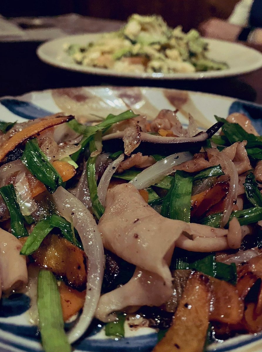 RubyMylesrclr's tweet photo. 休日に食べるこれがちょっと��沢に感じる。

店の空気と相まって落ち着くところがいい。
はあ、明日も仕事かと思うと憂鬱になる。 https://t.co/pL19lOkOqZ