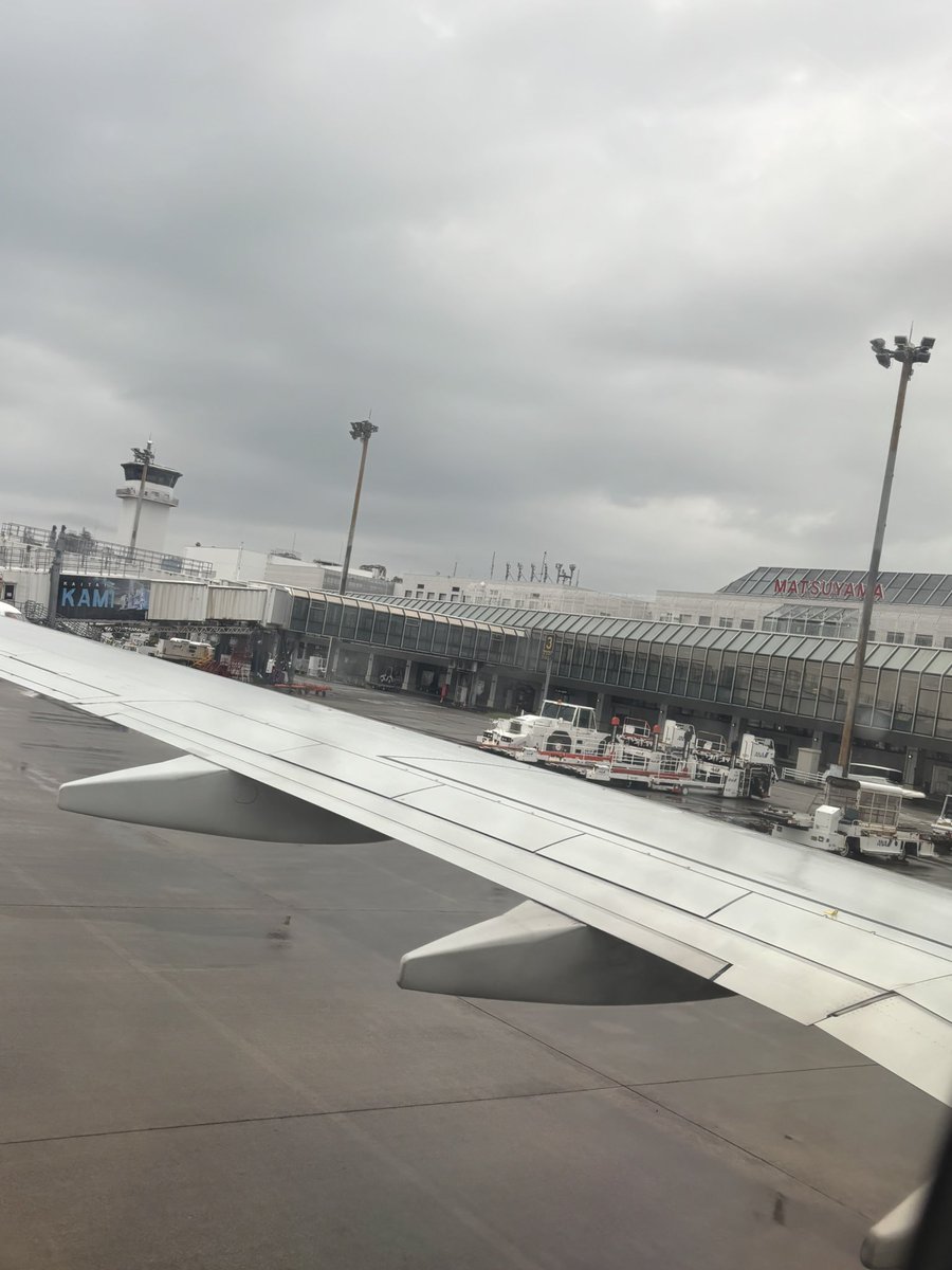 Yutchi2123's tweet photo. 往路。
気象条件なのか、いつもと空路違う気がしたw
そのおかげで松山市内見れた。

必死に��家探してみた。笑 https://t.co/w8VJy9vRnP