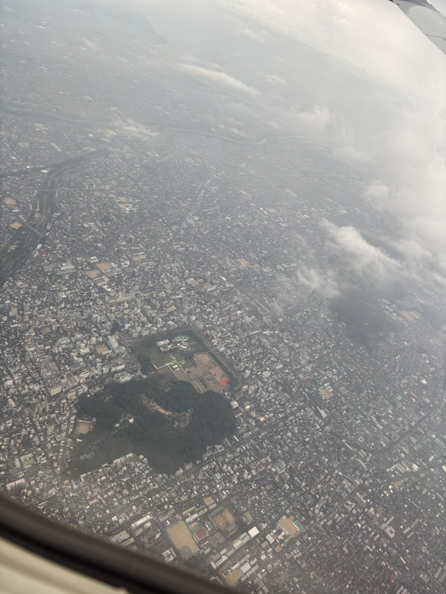 Yutchi2123's tweet photo. 往路。
気象条件なのか、いつもと空路違う気がしたw
そのおかげで松山市内見れた。

必死に��家探してみた。笑 https://t.co/w8VJy9vRnP