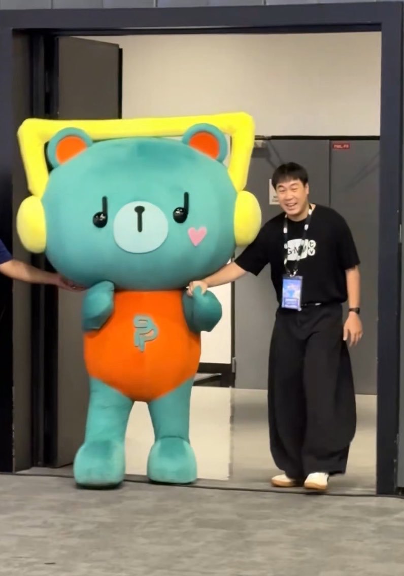 feb1a_'s tweet photo. Memang ya anak nya Khun Thee harus banget dikawal bodyguard bapaknya 😆🤏 https://t.co/87GaClrJW7 https://t.co/fFrHBGTQ1q