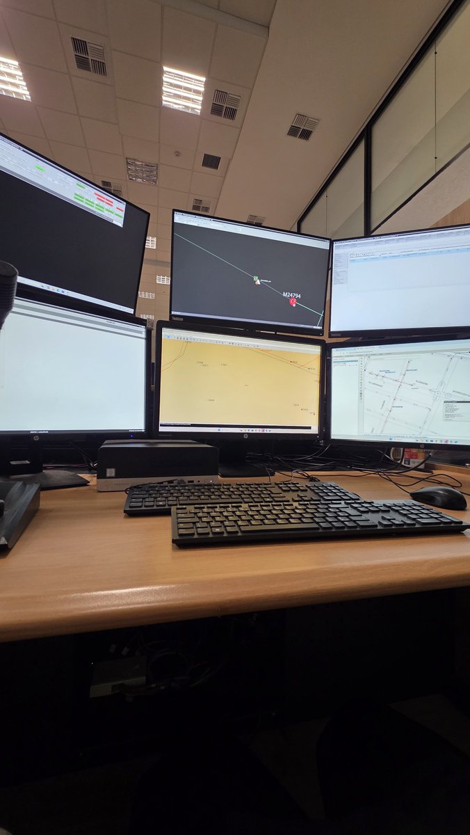 guijackk's tweet photo. tanto monitor que nem cabe na foto https://t.co/yqk8WmesBv