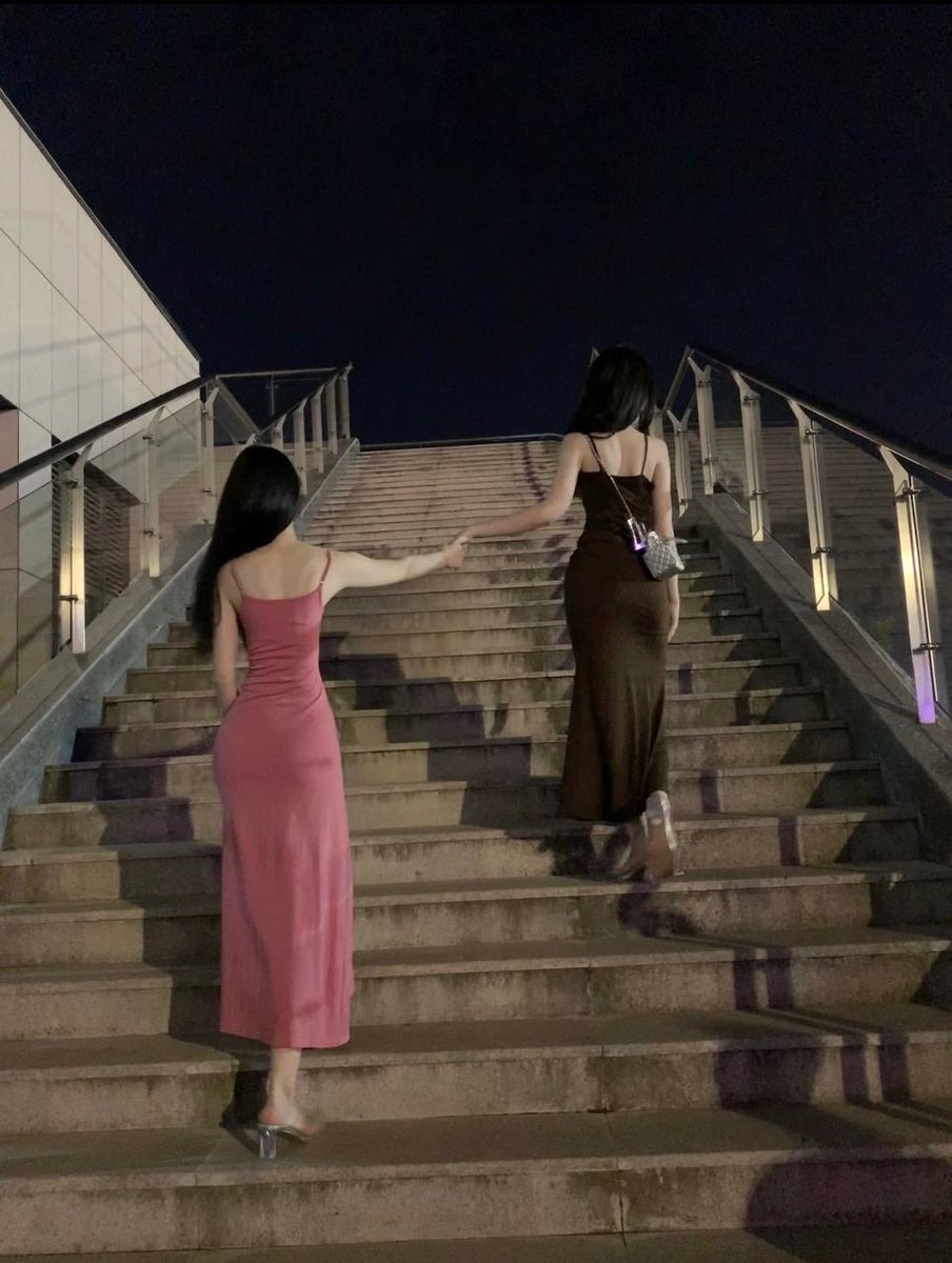 Sister8800's tweet photo. 到目前为止我和妹妹交换了两次，都是晚上我去妹妹家冒充妹妹和妹夫睡，妹妹去我家冒充我和我老公睡。
国庆假期还有几天，计划了一个四人一车自驾游，明天出发。
从今晚开始就交换，到后天再换回来。考验一下两位老公，到底能不能分清，哪个女人才是自己的妻子。 https://t.co/AmiIjcwZQl