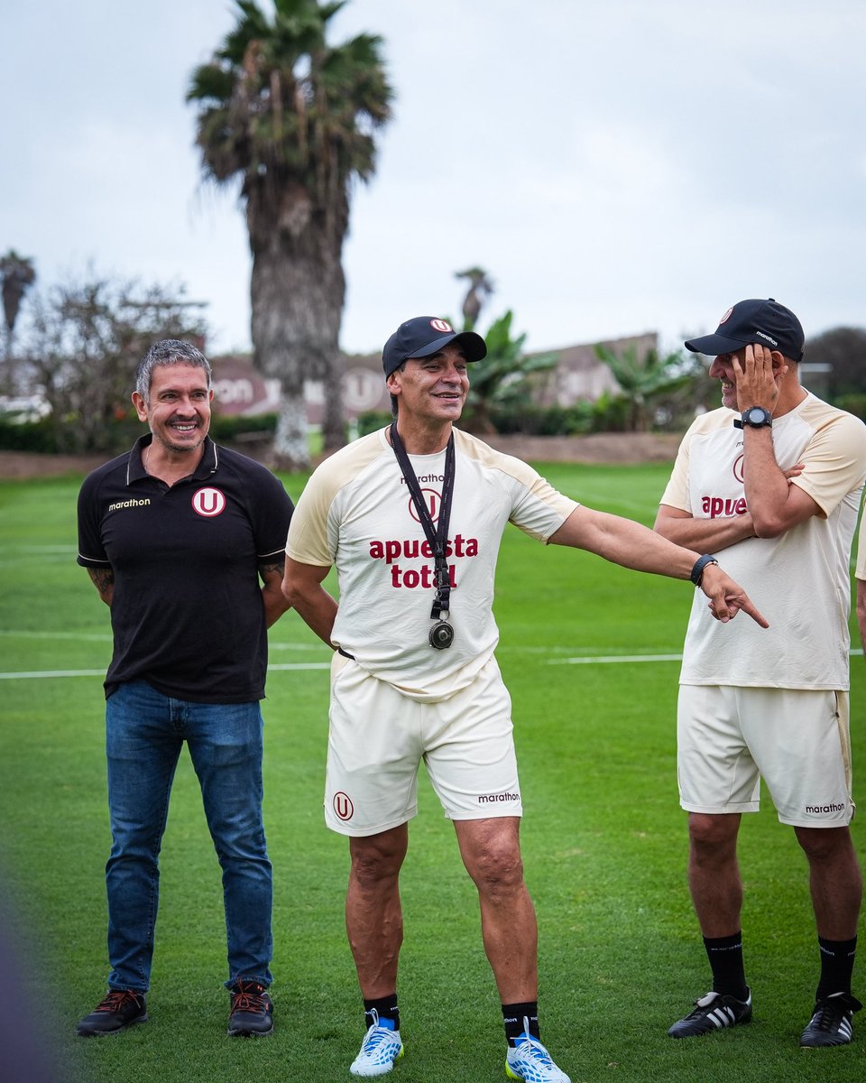 Universitario's tweet photo. 𝗢𝗧𝗥𝗔 𝗩𝗘𝗭 𝗘𝗡 𝗖𝗔𝗦𝗔, «𝗣𝗥𝗢𝗙𝗘» 🫶👨‍🏫

#ConLaUsiempre https://t.co/NKOA5b1Jz5