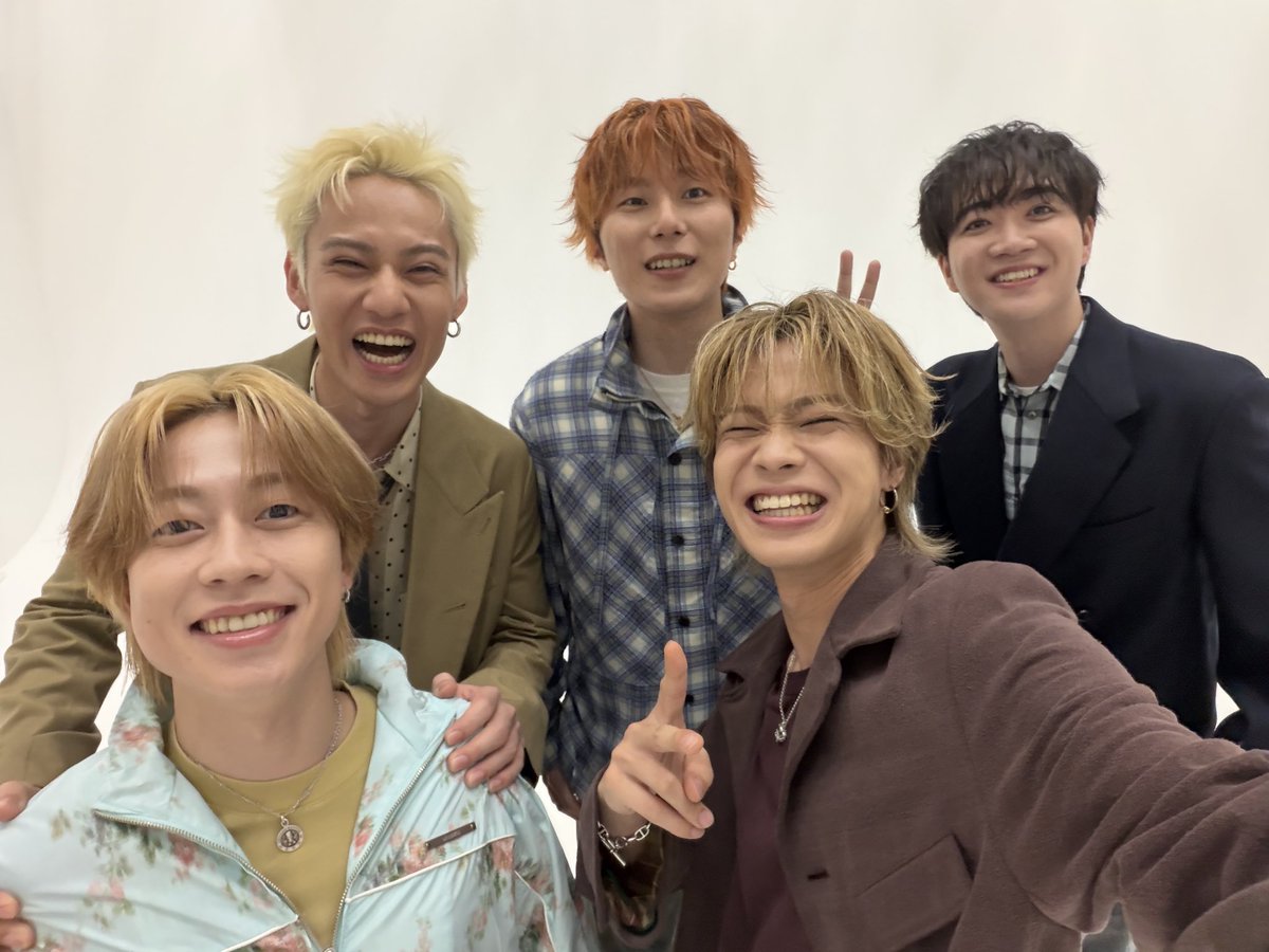 com_gess_hyuga's tweet photo. SNS届かなくて悲しいけど、コムドットのファンクラブ『COMBASE』開始時間は空の上で会員番号は早くないけど無事登録完了❤️🔥熱量はMAXです☝🏻😎
#コムドット #COMBASE https://t.co/7Q1jdhuiq0