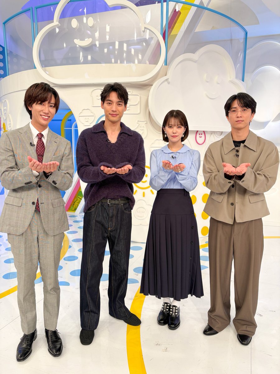 ZIP_TV's tweet photo. ／
#福士蒼汰 さん #志田彩良 さん
#田中樹 さん(#SixTONES)が生出演中✨
＼
阿部さんと #ZIP! ポーズで🤲🩵

新日曜ドラマ #ハイドアンドシーク 0秒前の彼女
10月4日(日)よる10時30分𝐒𝐓𝐀𝐑𝐓
@hideandseek_ntv https://t.co/vvA7bpD4ja