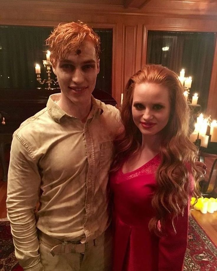 enchantedbydeuk's tweet photo. eu e a jullia em qualquer ocasião existente: https://t.co/5Iq64kaEyq