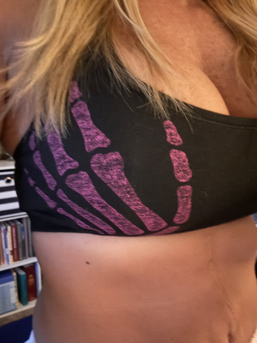 Nikki_Starzz223's tweet photo. Side boob Thursday!   More than a handful??? https://t.co/jVPLuf8Iuq