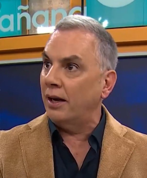 angebrik's tweet photo. Weona el Viñuela se puso tanto botox pq se va a disfrazar de Homero musculoso pa halloween 🎃 https://t.co/rwhi6dwo9o