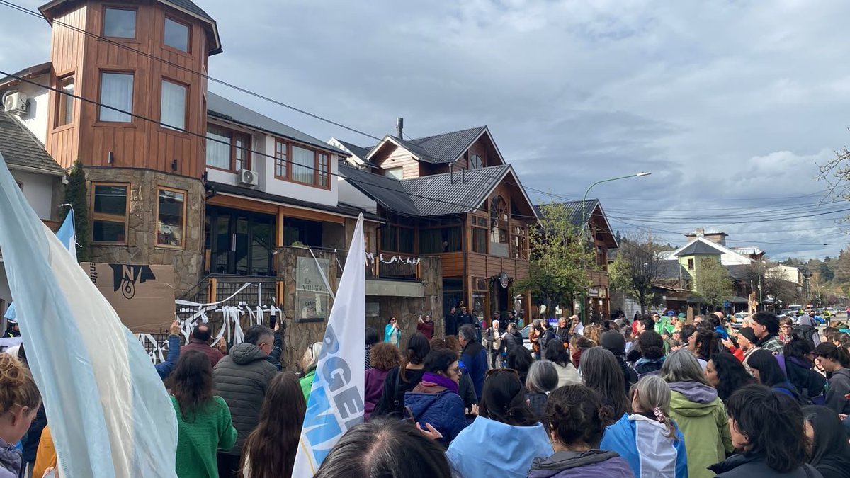 silviamail's tweet photo. Los tres jueces están en San Martín de los Andes no se para ni por qué. Hay protestas frente al lugar q se encuentran
#OperacionCerimedo https://t.co/4MyqXDvYzo