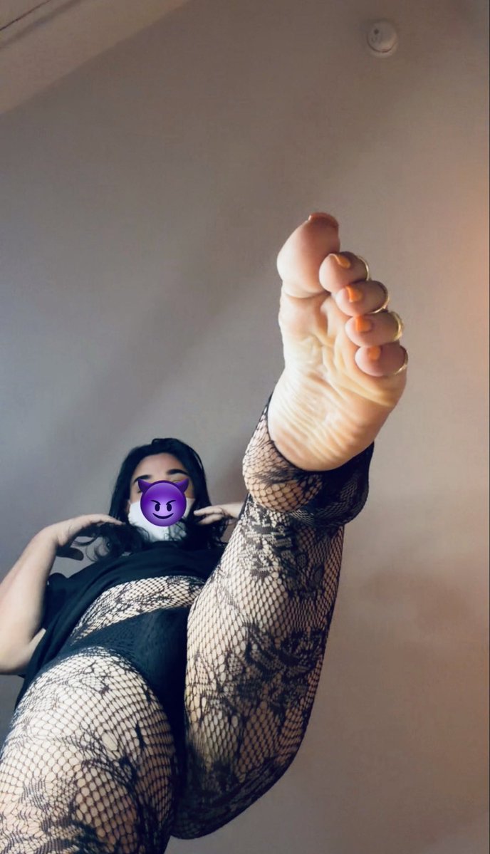xcaseyxxx's tweet photo. stepping all over your face 🤣

gonna step on your caged up little clitty and balls next 💀

now it's time to give in and send 👇🏻

#femboy #feet #soles #toes #findom https://t.co/VfHPgyTE7p