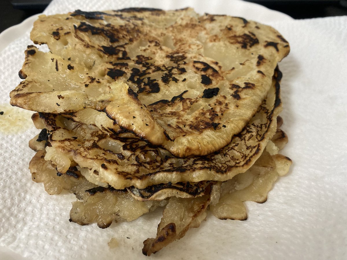 meld_hu's tweet photo. 超かぐや姫見ました！感動したので作中で出てきた料理を作ることにしました
まずは手始めに粉と水のパンケーキもといブルアカを作りました https://t.co/s6AhcQiU0k