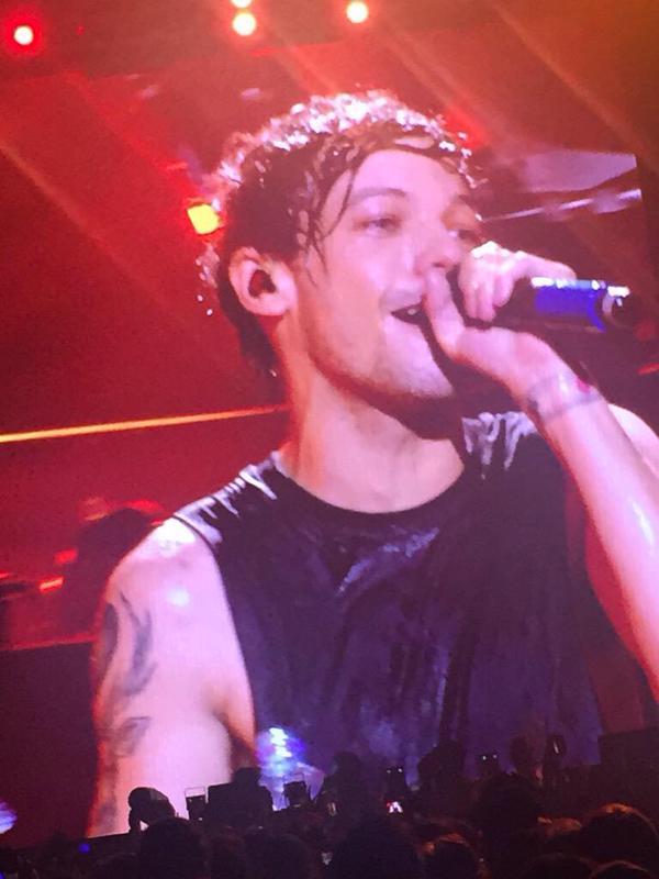 WhyLarryIsReal's tweet photo. god he's gorgeous here https://t.co/4aSxMJk978
