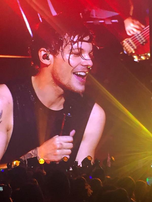 WhyLarryIsReal's tweet photo. god he's gorgeous here https://t.co/4aSxMJk978