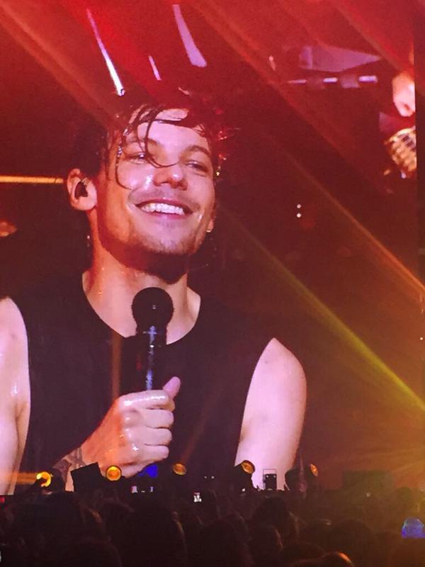 WhyLarryIsReal's tweet photo. god he's gorgeous here https://t.co/4aSxMJk978