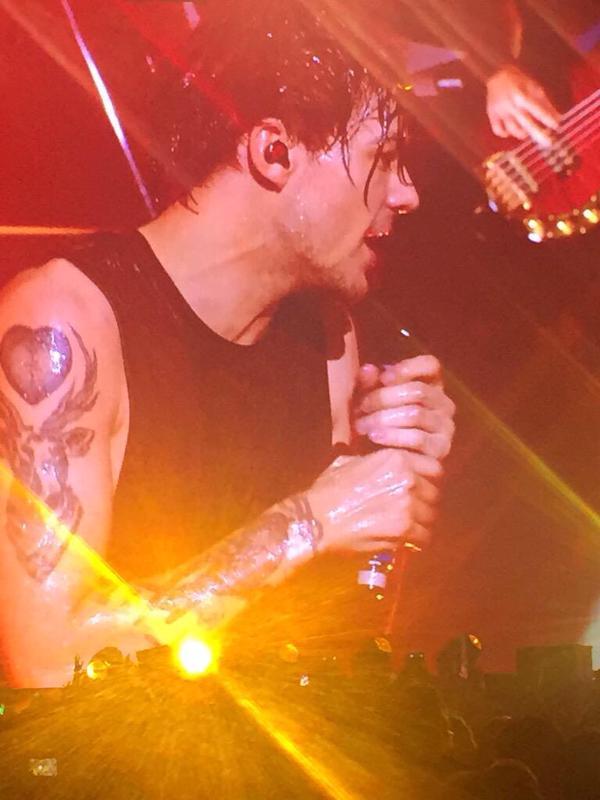 WhyLarryIsReal's tweet photo. god he's gorgeous here https://t.co/4aSxMJk978