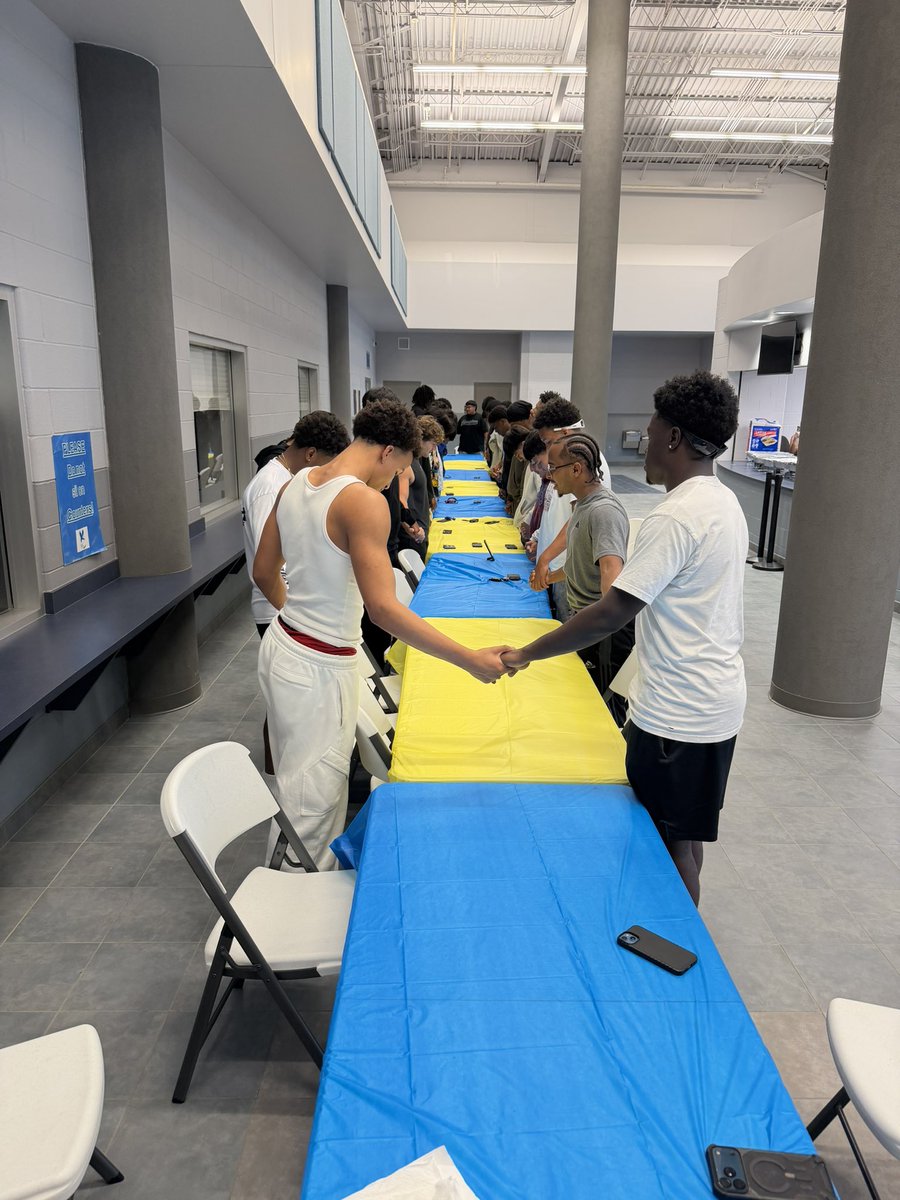 CHSFalcons_FB's tweet photo. Thank you to our amazing parents for providing team dinner tonight! We’re grateful for your continued love and support of our players and program. Nothing better than fellowship, family time, and Falcon Football! 🦅🏈💙 https://t.co/gmLupTOrku