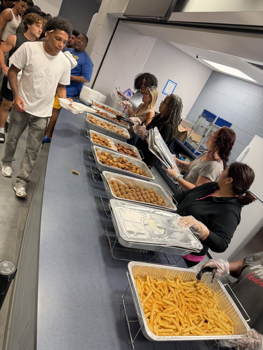 CHSFalcons_FB's tweet photo. Thank you to our amazing parents for providing team dinner tonight! We’re grateful for your continued love and support of our players and program. Nothing better than fellowship, family time, and Falcon Football! 🦅🏈💙 https://t.co/gmLupTOrku