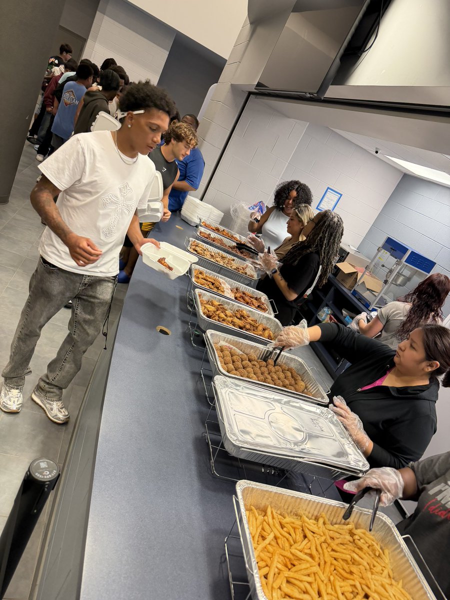CHSFalcons_FB's tweet photo. Thank you to our amazing parents for providing team dinner tonight! We’re grateful for your continued love and support of our players and program. Nothing better than fellowship, family time, and Falcon Football! 🦅🏈💙 https://t.co/gmLupTOrku