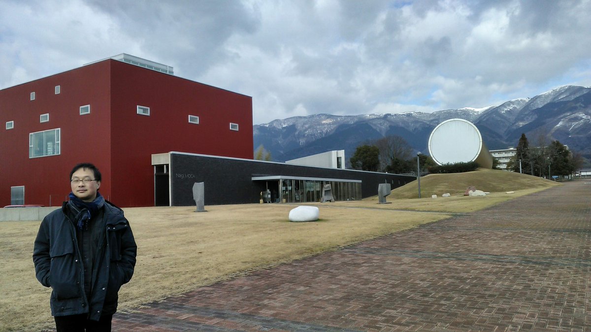 fukada80's tweet photo. 『ナギダイアリー』全国でコツコツ上映中ですが、ロケ地でモデルとなった奈義町で10月15日上映決定です。文化センターにDCPを持ち込む本格的な上映会、ぜひご近隣の皆様はロケ地散歩も兼ねてお越しください。
写真の奈義町現代美術館は会場の文化セン��ーから徒歩30秒です。
https://t.co/osZoSJflEN https://t.co/xMG3MllGzP