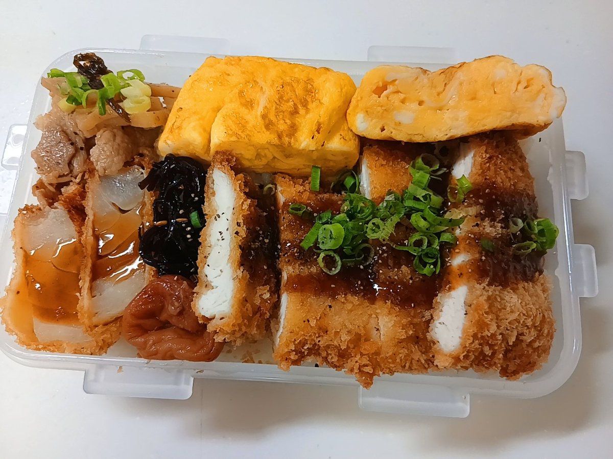 yott_chan's tweet photo. ささみかつ弁当🍱
ささみかつ&amp;玉ねぎ、くらこんれんこん🎶ごつ盛り
8:00の時点で洗濯4回まわしたのすごい✨️だけど雨😭☔
色々期限が迫っていて📄
大きくなっても手がかかる子はかかり個性なのかな～💦

 #お弁当  #おうちごはん https://t.co/BStgHX32xB