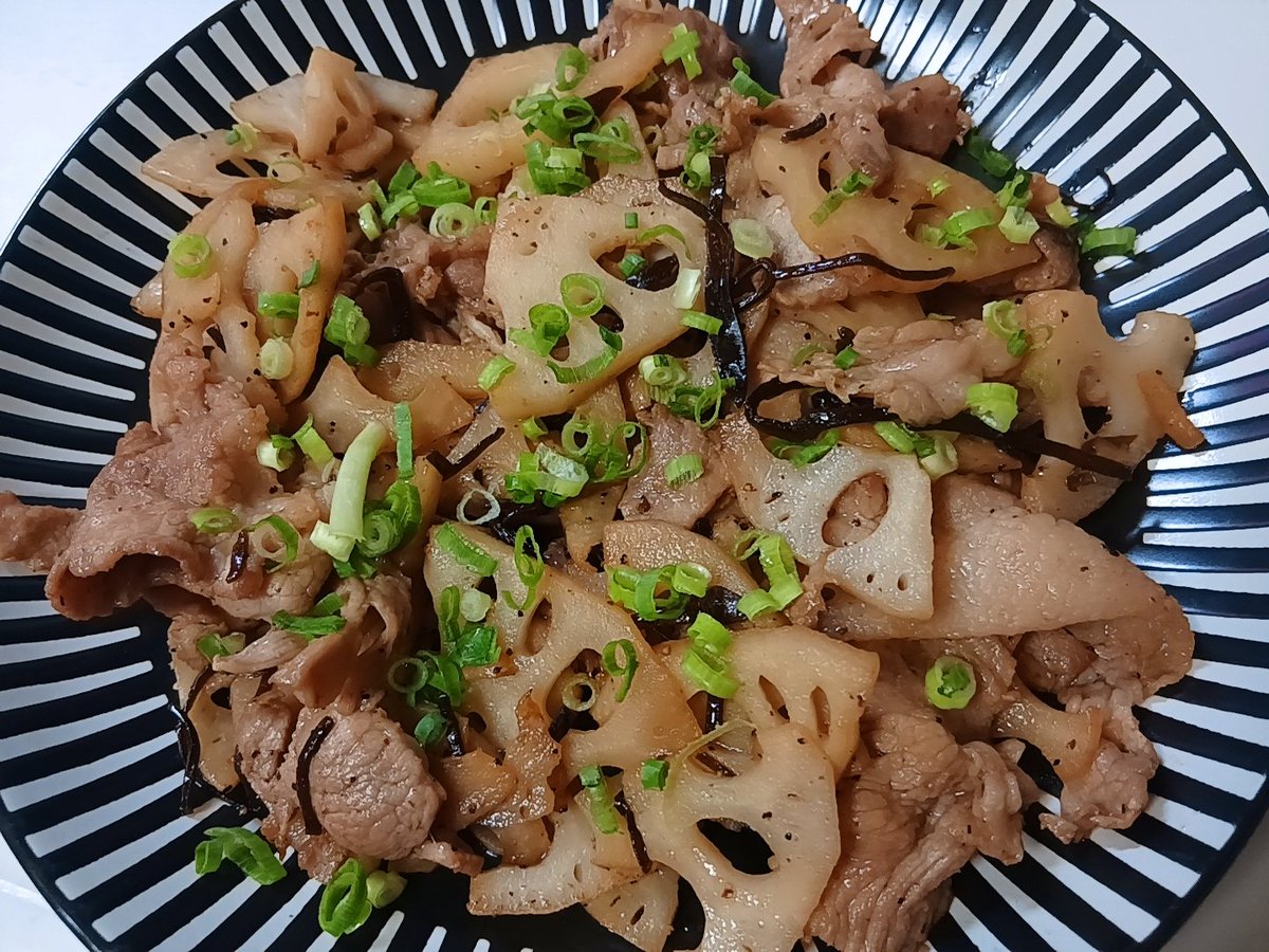 yott_chan's tweet photo. ささみかつ弁当🍱
ささみかつ&amp;玉ねぎ、くらこんれんこん🎶ごつ盛り
8:00の時点で洗濯4回まわしたのすごい✨️だけど雨😭☔
色々期限が迫っていて📄
大きくなっても手がかかる子はかかり個性なのかな～💦

 #お弁当  #おうちごはん https://t.co/BStgHX32xB