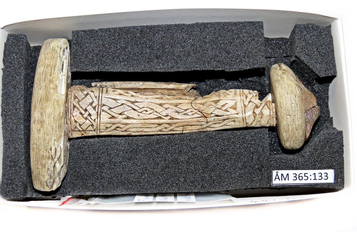 Sagnamadr's tweet photo. An elk antler Migration Period sword handle from a burial in Stenhagen, Åland Islands, 7th Century. With swords with organic hilts, the materials often corrode away, leaving us to wonder what they looked like; this rare survival shows the level of artistry that went into them.
𐘾 https://t.co/qt2bzG9U1e