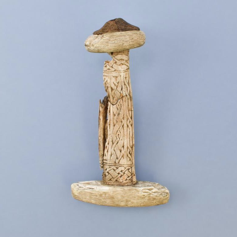 Sagnamadr's tweet photo. An elk antler Migration Period sword handle from a burial in Stenhagen, Åland Islands, 7th Century. With swords with organic hilts, the materials often corrode away, leaving us to wonder what they looked like; this rare survival shows the level of artistry that went into them.
𐘾 https://t.co/qt2bzG9U1e