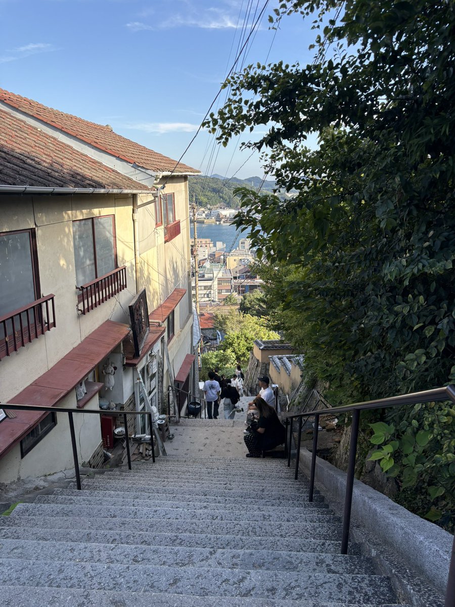 yutaisaiko's tweet photo. ワキタ（8125）の株主優待旅で福山の次は尾道へ🐈
綺麗な景色とレトロな街並みに癒されました🏘️
尾道ラーメンは背脂系で意外とガツンとしていて美味でした🍜

#投資家さんと繋がりたい
#株主優待 https://t.co/pB2AYDgfbj