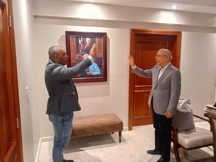 keilin_mota's tweet photo. DE REGRESO A CASA. 

El presidente Danilo Medina juramentó a Edwar Enrique Rosa Constanza, dirigente de Bayaguana, Monte Plata, quien regresa al PLD tras su paso por la Fuerza del Pueblo.

¡Bayaguana sigue sumando!

#PLD #MontePlata #Bayaguana #DEVUELTACASA #DaniloMedina https://t.co/E78Casrm1L