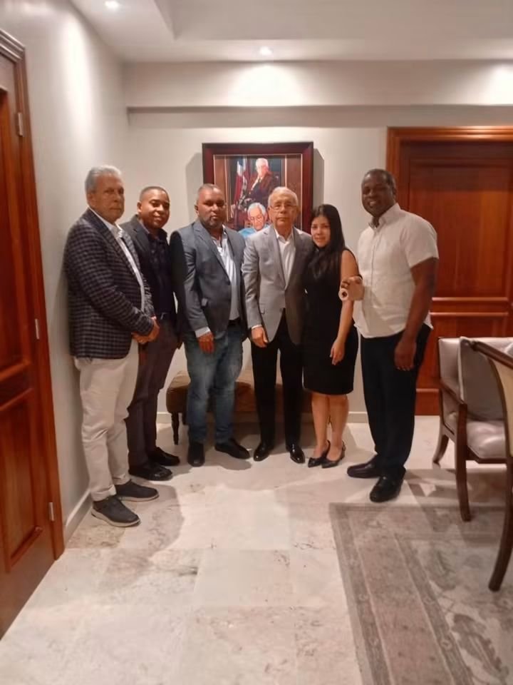 keilin_mota's tweet photo. DE REGRESO A CASA. 

El presidente Danilo Medina juramentó a Edwar Enrique Rosa Constanza, dirigente de Bayaguana, Monte Plata, quien regresa al PLD tras su paso por la Fuerza del Pueblo.

¡Bayaguana sigue sumando!

#PLD #MontePlata #Bayaguana #DEVUELTACASA #DaniloMedina https://t.co/E78Casrm1L