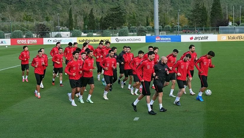 Antromouy's tweet photo. Ümit Milli Takım kadrosunda forma giyen Emirhan İlkhan ve Yusuf Akçiçek, A Milli Takım teknik direktörünün tercihiyle UEFA Uluslar Ligi kapsamındaki deplasman programına davet edildi. İkili, Belçika ve İtalya ile oynanacak maçlar öncesinde hazırlıklarını sürdürmek üzere A Milli Takım aday kadrosunda yer aldı.

Biz umudumuzu kaybettik. Ama belki bugünkü maça doğru bir taktikle çıkıp bize gerçek bir futbol izletirseniz, bazı taraftarların gönlünü yavaş yavaş yeniden kazanabilirsiniz.

#millitakım
